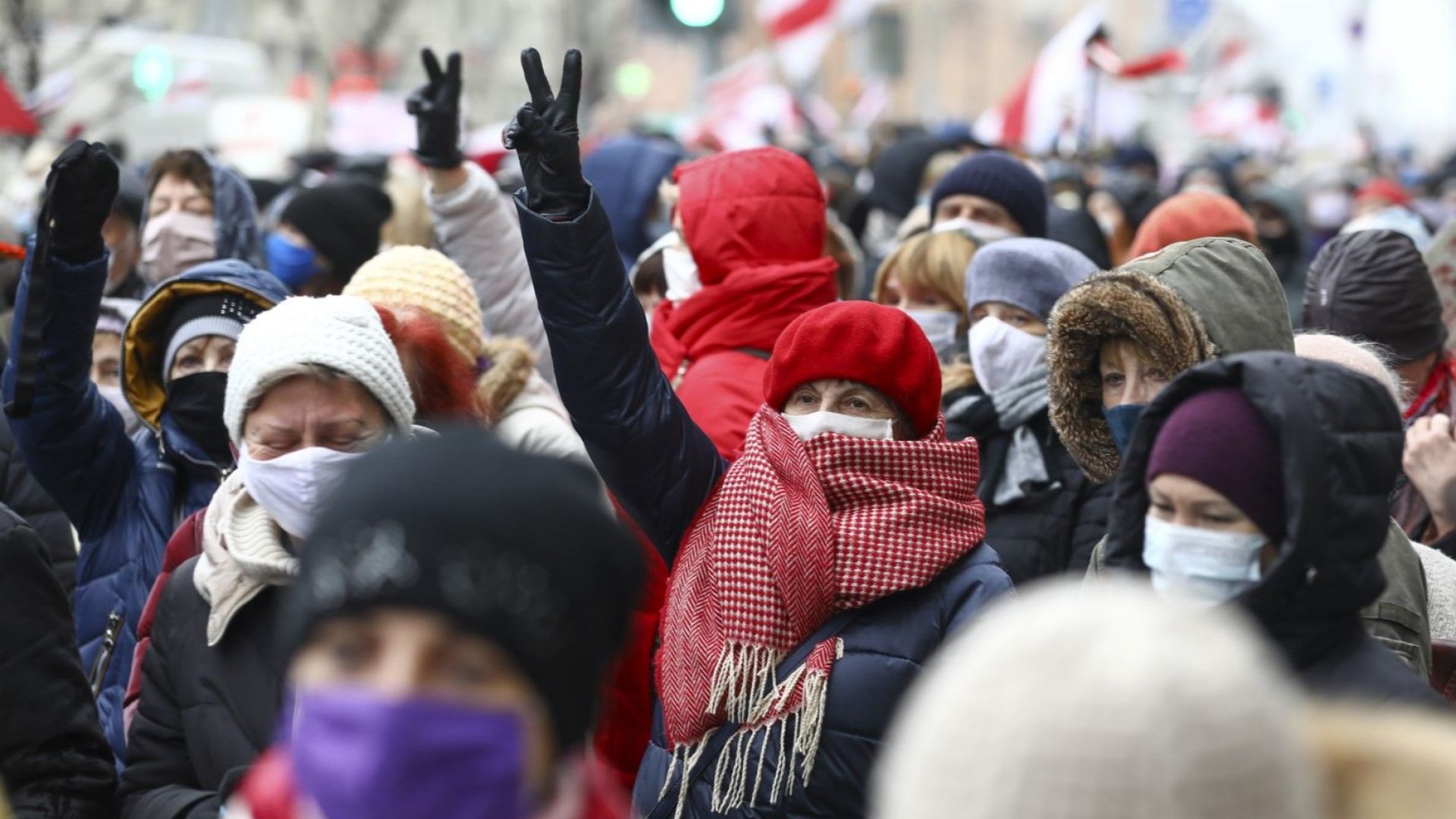 Цветя и аплодисменти на погребението на млад демонстрант в Минск