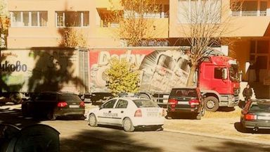 Шофьор помете четири коли на тротоар в Девин Тирът возел