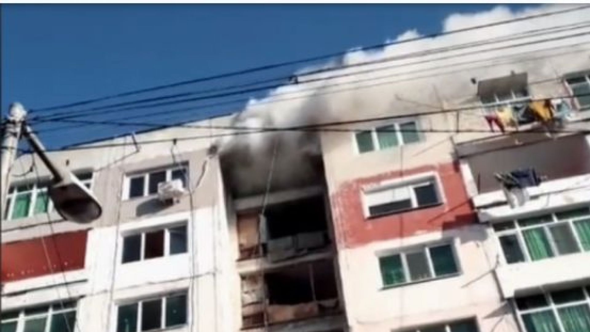 Евакуираха жилищен блок заради пожар в Столипиново (видео)