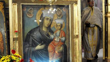 Християните почитат днес църковния празник Въведение Богородично един от