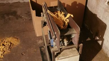 Един тон тютюн и машина за рязането му близо тон