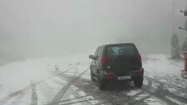 Първи сняг в прохода Петрохан, затвориха Хаинбоаз заради катастрофа с камион 