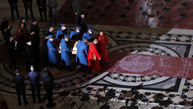 Ковчегът с тялото на сръбския патриарх Ириней бе пренесен днес