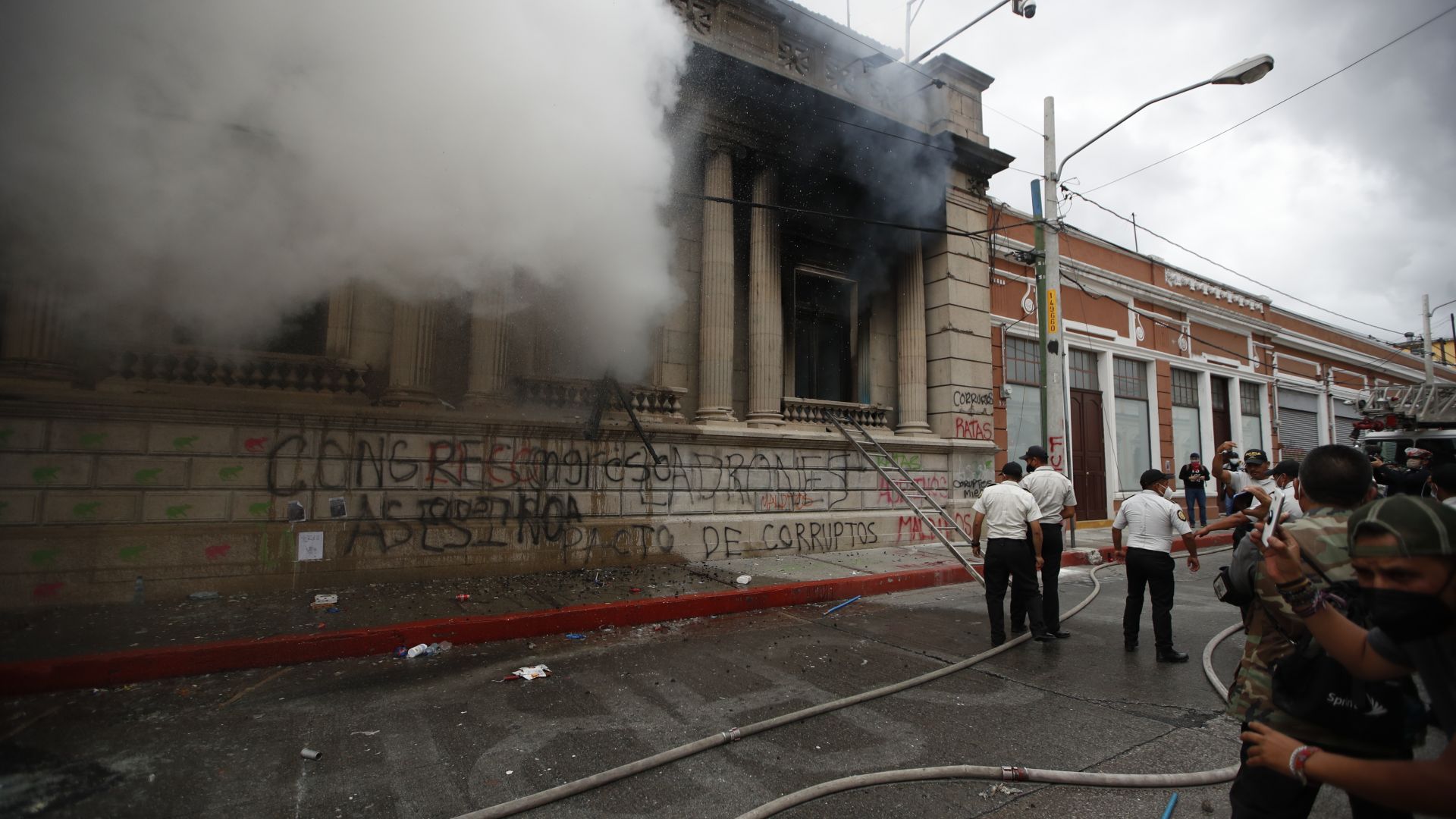 Протестиращи подпалиха парламента в Гватемала (снимки)
