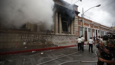 Стотици протестиращи вчера нахлуха в Конгреса на Гватемала и опожариха