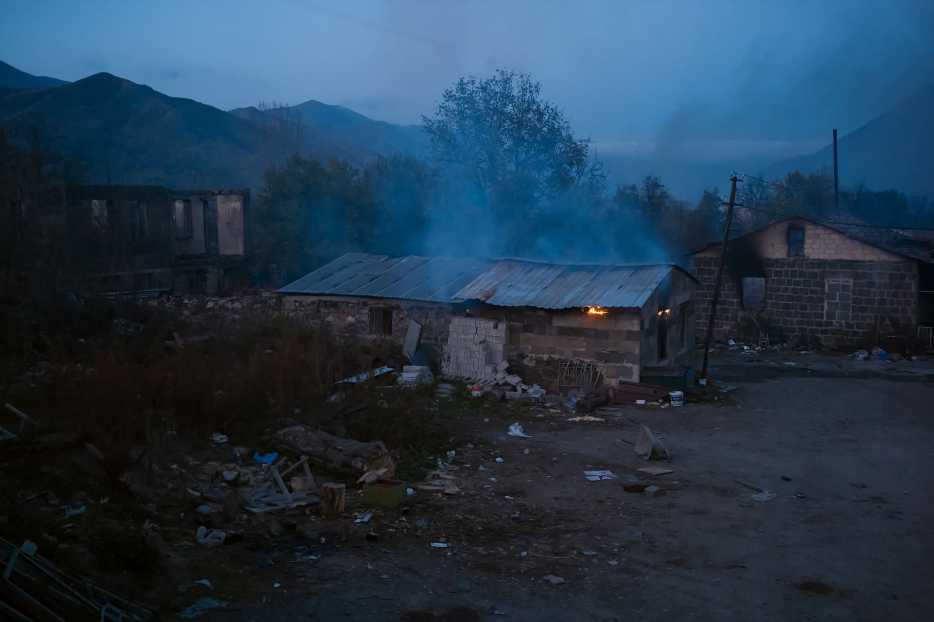 13 ноември -  Семейства горят домовете си в Карабах, а пътят на руските миротворци е осеян с трупове