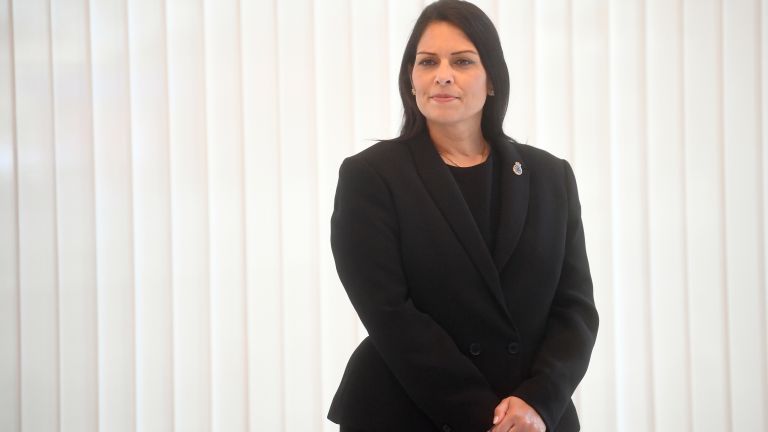 Прити Пател, вътрешният министър на Великобритания, попаднала в центъра на