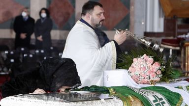 Погребаха сръбския патриарх, починал от COVID-19, телевизията предава на живо (снимки)