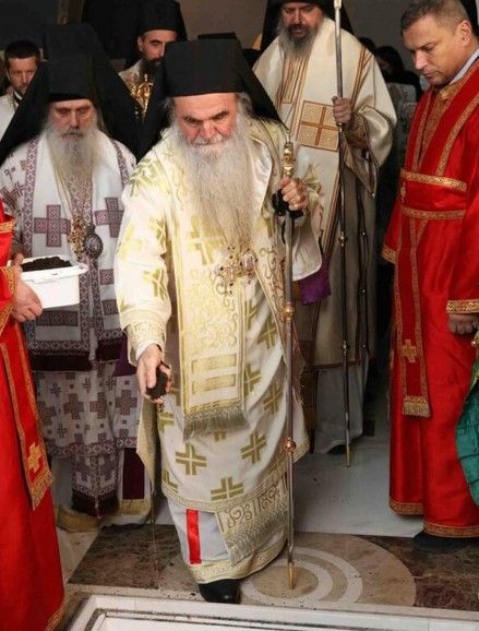 Моментът, когато Епископ Давид (Перович) хвърля пръст върху ковчега с тялото на блаженопочившия Сръбски Патриарх Ириней