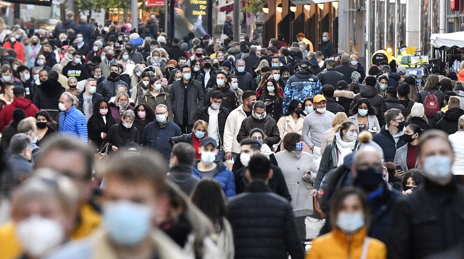 Германци носят задължителните маски по улиците на Дортмунд,  23 ноември