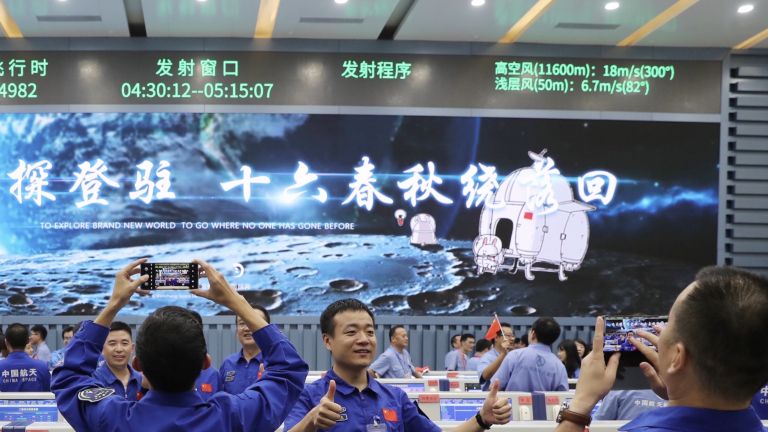 Китай изстреля сонда към Луната, ще събира скална маса (снимки и видео)