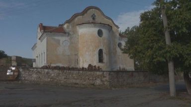 180 годишна църква в старозагорското село Елхово тъне в разруха