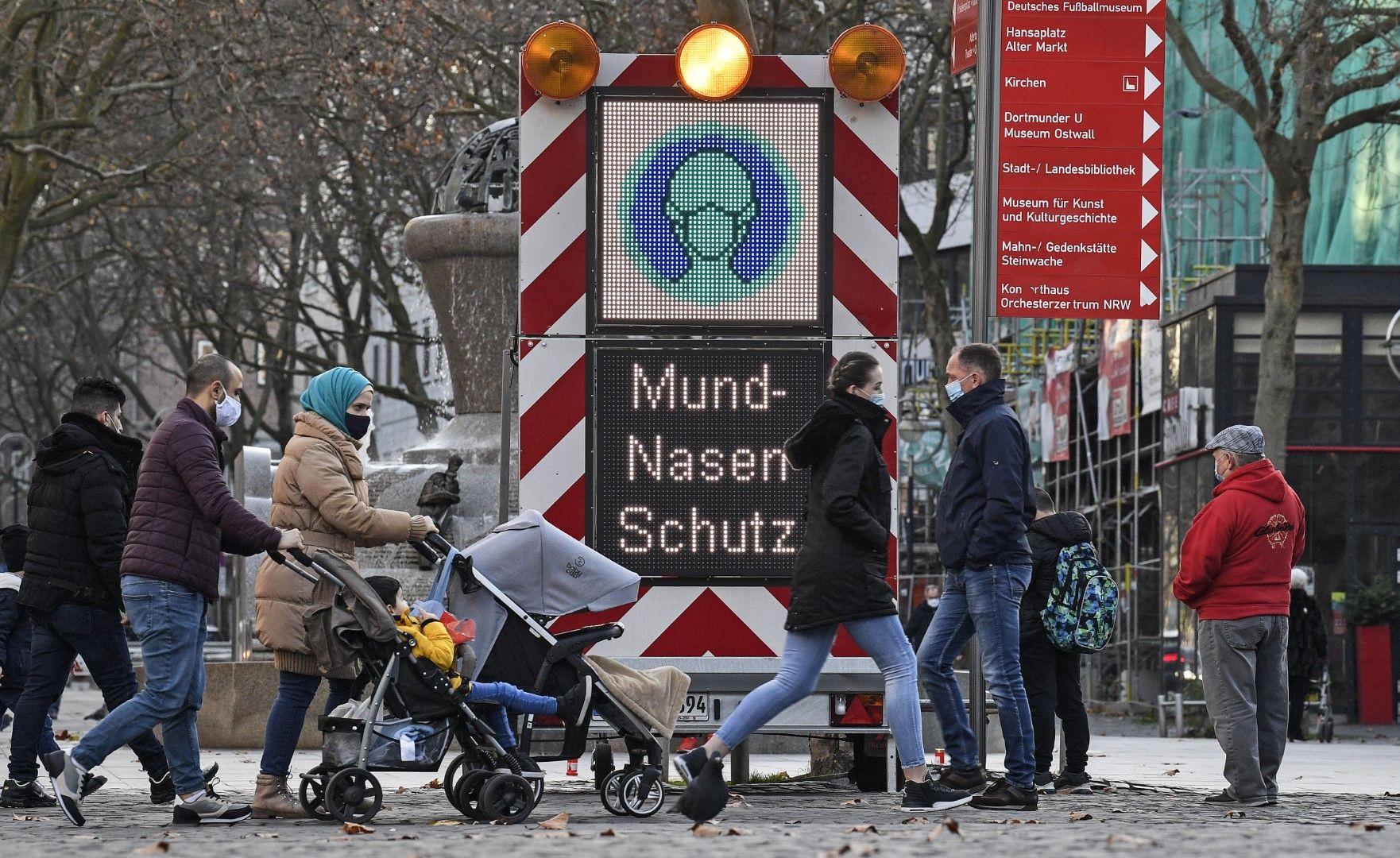 Електронно табло в Дортмунд напомня на жителите и гостите на града, че трябва да носят маски