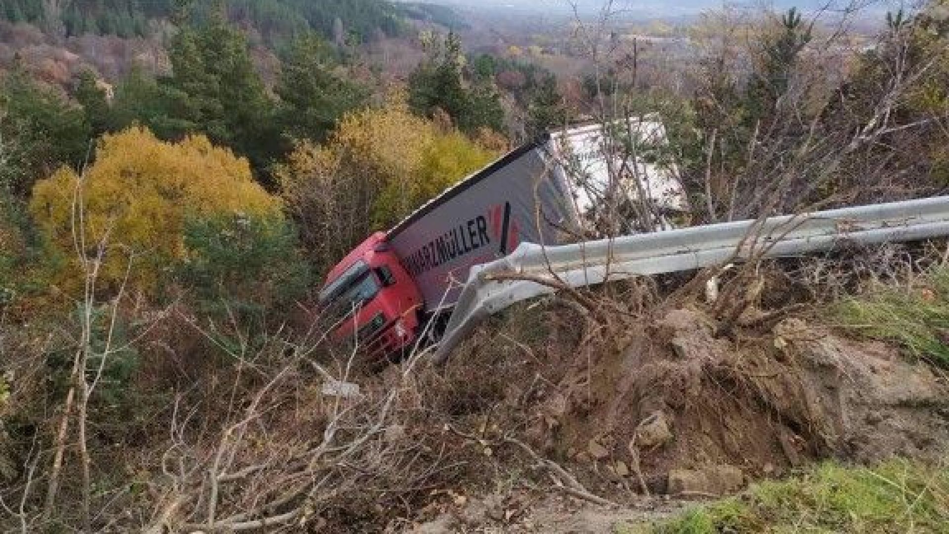 Камион излетя от пътя в Кюстендилско