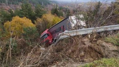 Камион се преобърна при село Жиленци Кюстендилско съобщава bTV Инцидентът