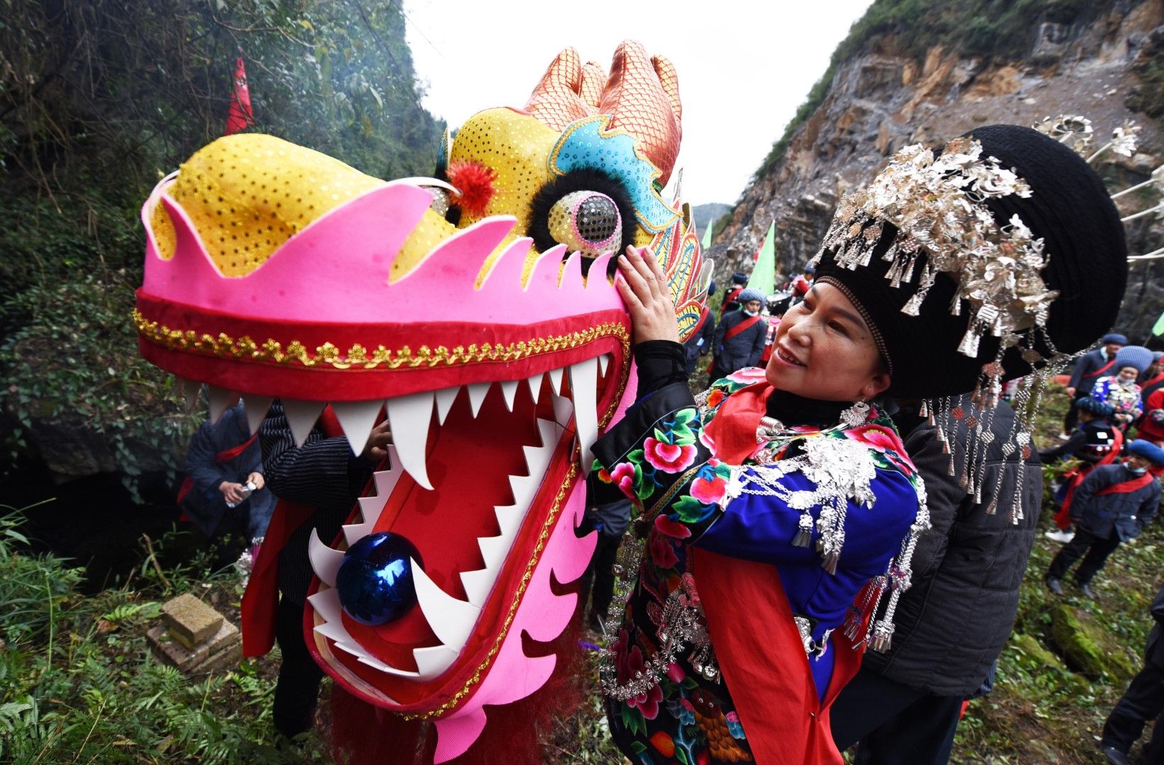 Фестивал на дракона в китайската провинция Гуейчжоу, 24 ноември. Последните останали девет окръга в провинцията са премахнати от списъка на най-бедните региони на страната
