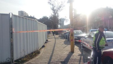 Един работник загина а други четирима са ранени след рухване