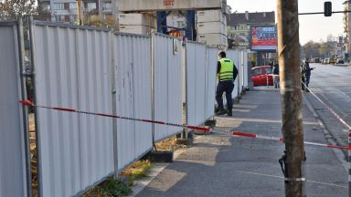 Един работник загина а други четирима са ранени след рухване