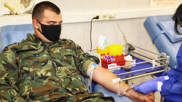 Военнослужещи от различни военни формирования в страната се включиха в