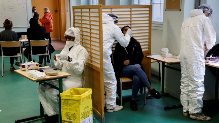 Франция ще започне да облекчава строгите мерки за изолация, въведени