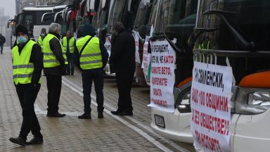 Автобусни превозвачи и таксита блокираха ключови булеварди в центъра на София (снимки)