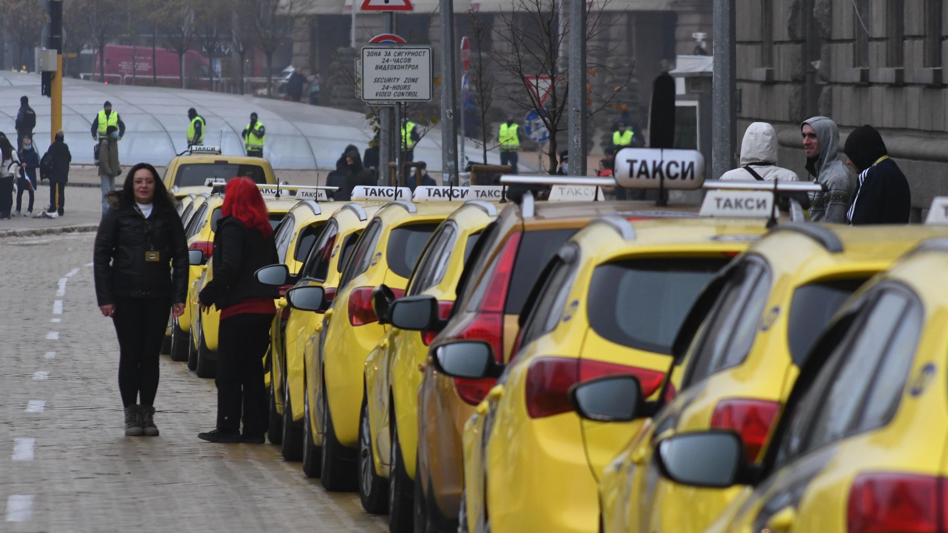 Таксиметровите шофьори излизат на протест в страната, на 3 лъча се събират в София пред общината