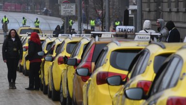 Таксиметровите превозвачи излизат на общонационален протест днес на обяд Причината