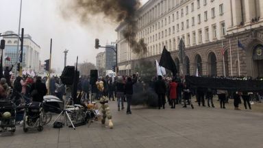 Пред Министерския съвет се провежда протест на граждани които не