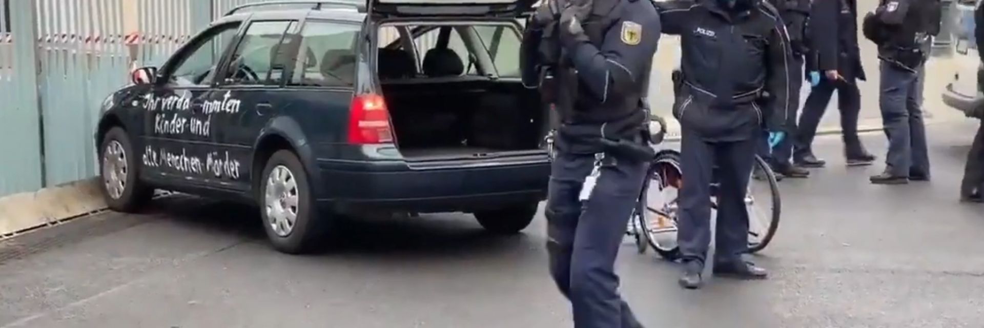 Атака с послание: Кола се вряза във входа на канцеларията на Меркел