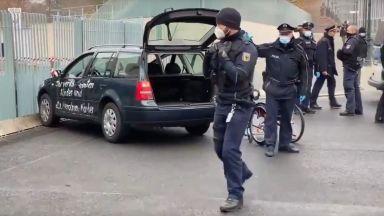  Атака с обръщение: Кола се вряза във входа на канцеларията на Меркел 