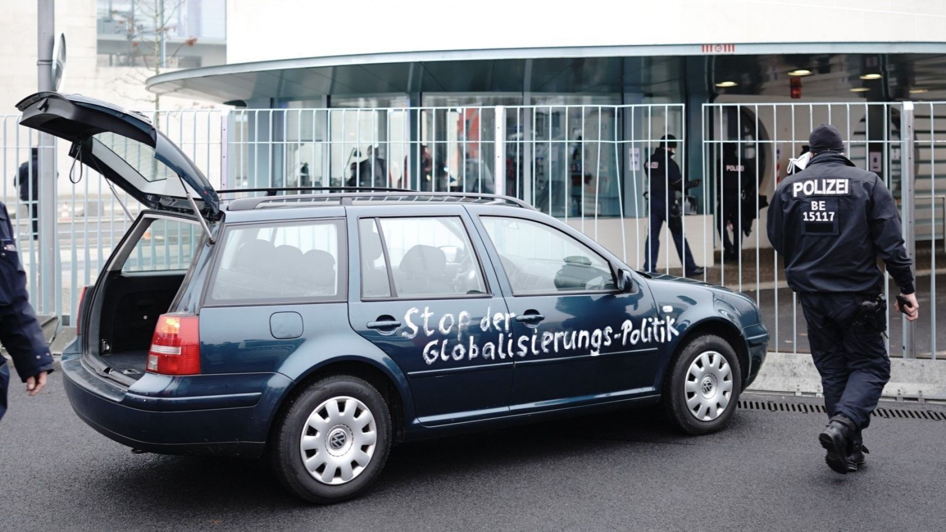 Шофьорът, който влезе с колата си  в канцеларията на Меркел,  е известен на полицията