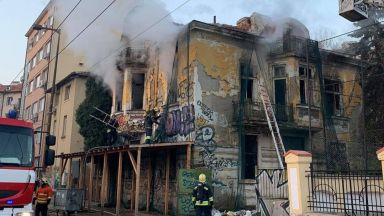 Сграда паметник на културата горя в центъра на София Пожарът