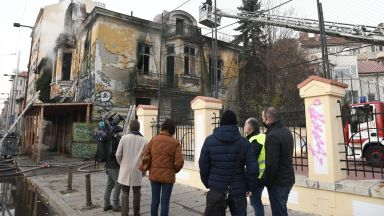  Паметник на културата в София пламтя поради пожар от самонастанил се клошар 