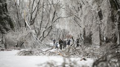 Безпрецедентна ледена буря остави хиляди хора в руския Далечен изток без ток и отопление (снимки)