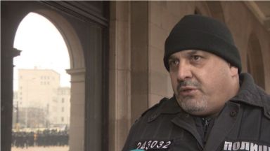 Двама полицаи спасиха жена с коронавирус която била върната от