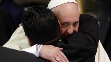 Папа Франциск е споменал Диего Марадона в молитвите си след