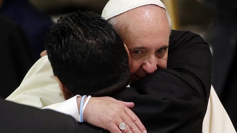 Папа Франциск е споменал Диего Марадона в молитвите си, след