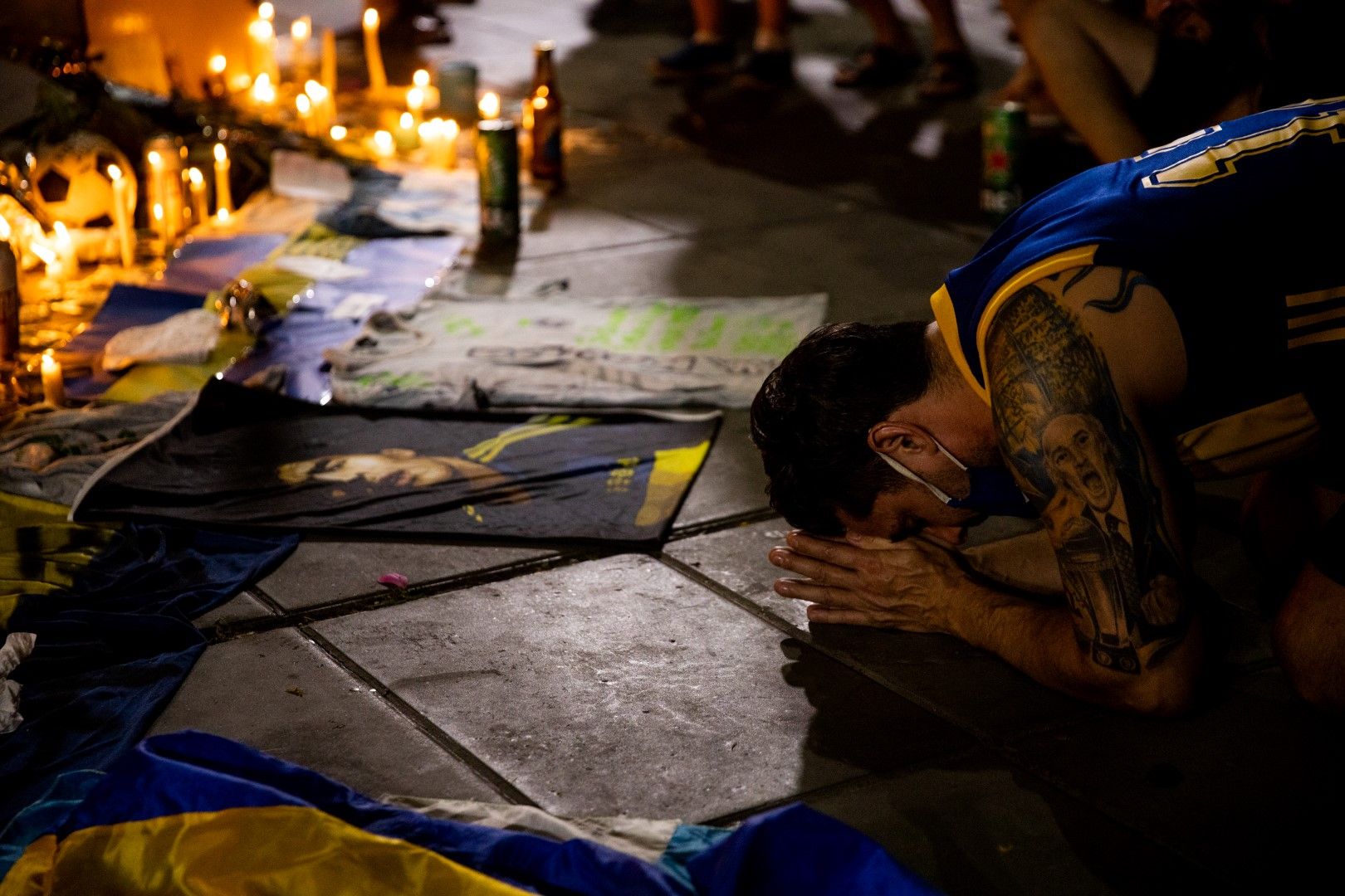 Неапол, нощта след новината за смъртта на Диего