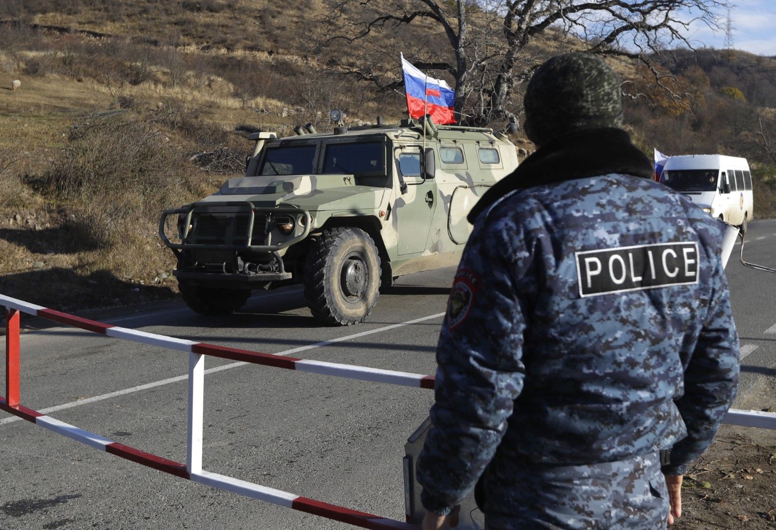 Руски миротворци минават през арменски граничен пункт близо до Гетован в Нагорни Карабах - няколко километра преди новата граница с района Калбаджар, предаден на Азербайджан