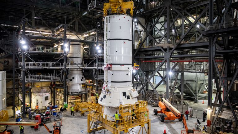 НАСА започна сглобяването на лунната ракета SLS