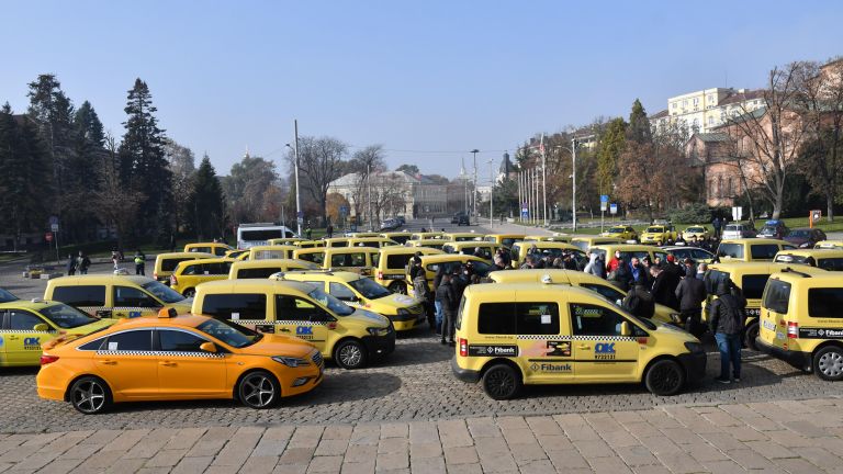 За втори пореден ден таксиметрови шофьори излязоха на протест в