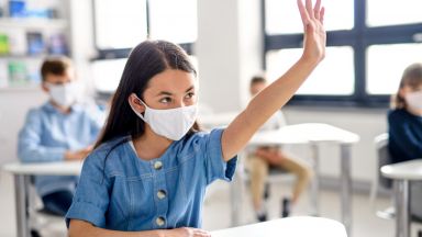 Всички ученици записани в първи и в осми клас ще