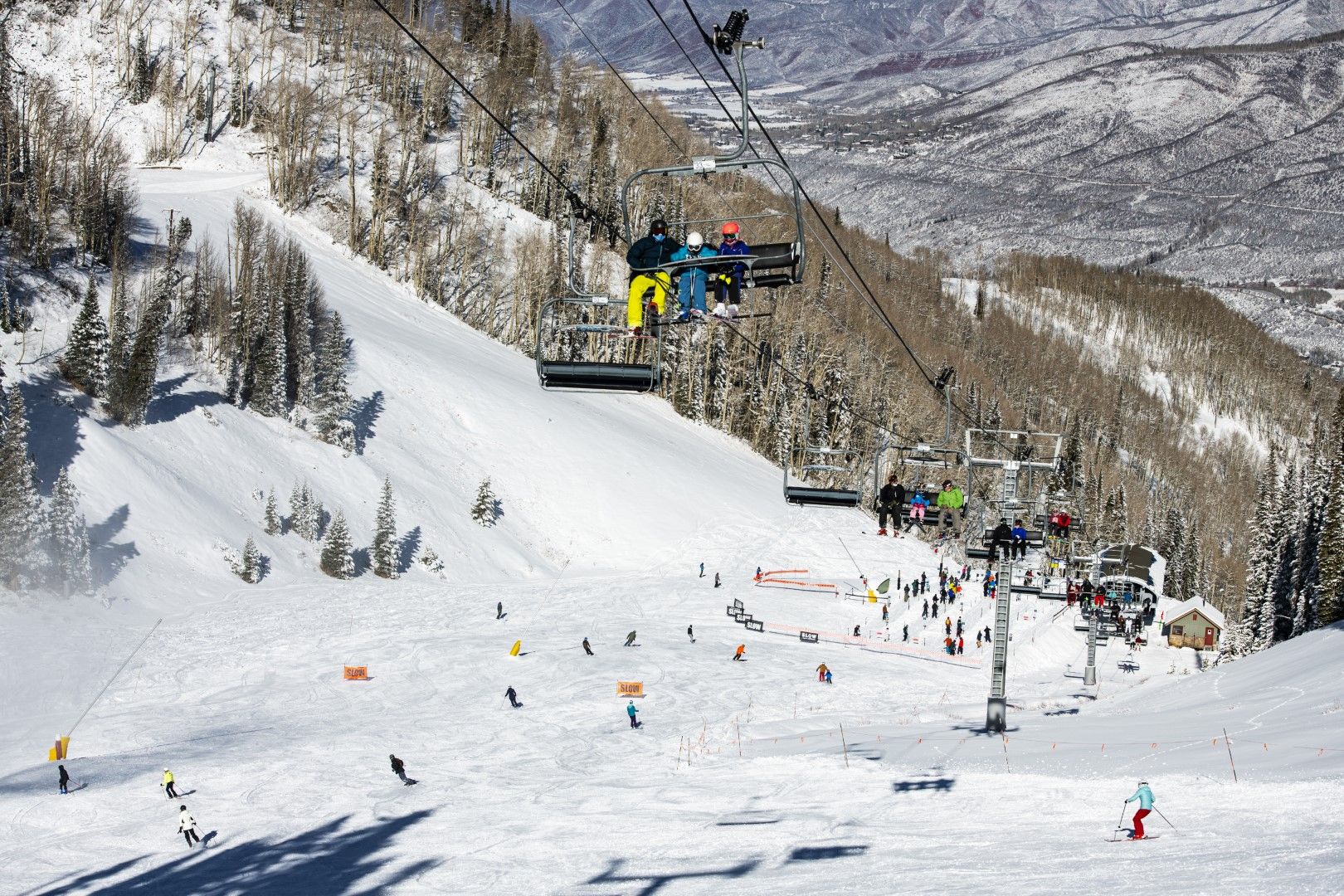 Хората се радват на деня на откриването на ски сезона в Аспен в сряда, 25 ноември 2020 г., Аспен, Колорадо. Въпреки многото случаи на коронавирус САЩ нямат проблем с откриването на сезона и със самия сезон