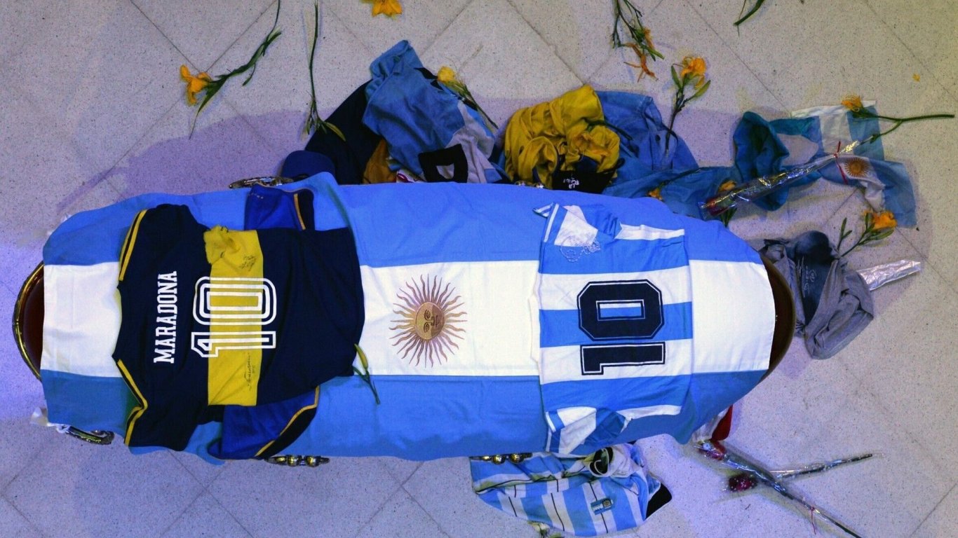 Аржентинските власти разследват личния лекар на Марадона