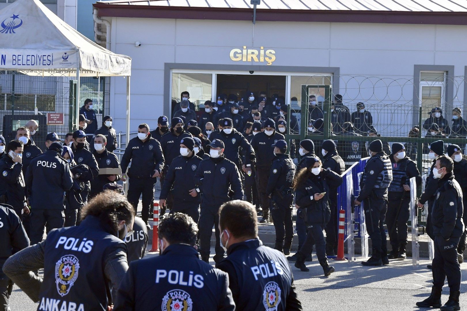 Полиция пред съдебната зала, където се провежда процеса за опита за преврат в Турция през 2016 г.