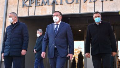 Сокол счупи предното стъкло на колата с която министърът на