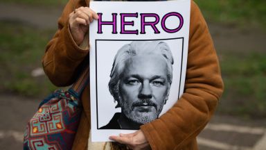 Стела Морис приятелката на Джулиан Асандж написа съобщение в