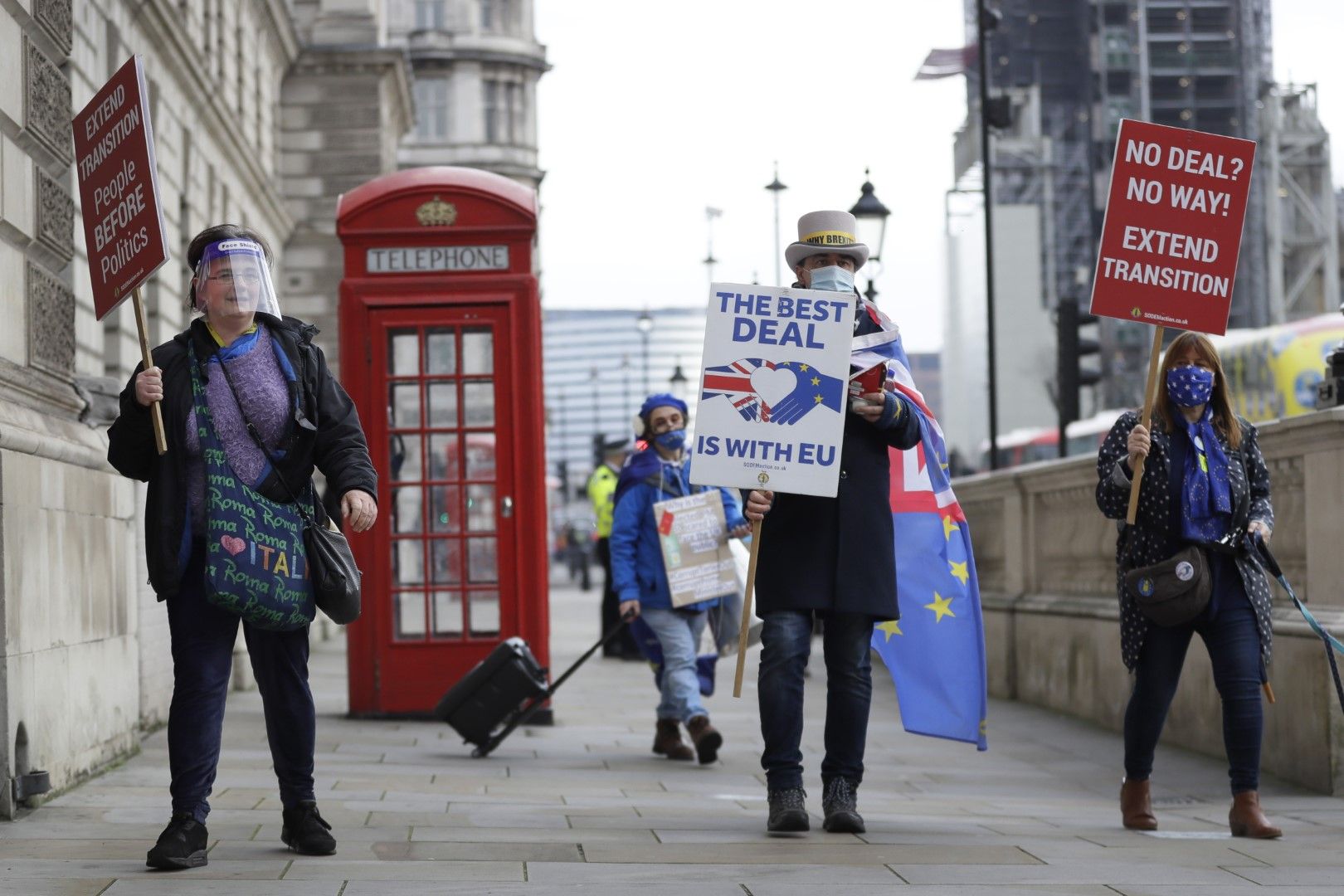 Поддръжници на по-близките отношения между Великобритания и ЕС протестират край парламента в Лондон, 25 ноември