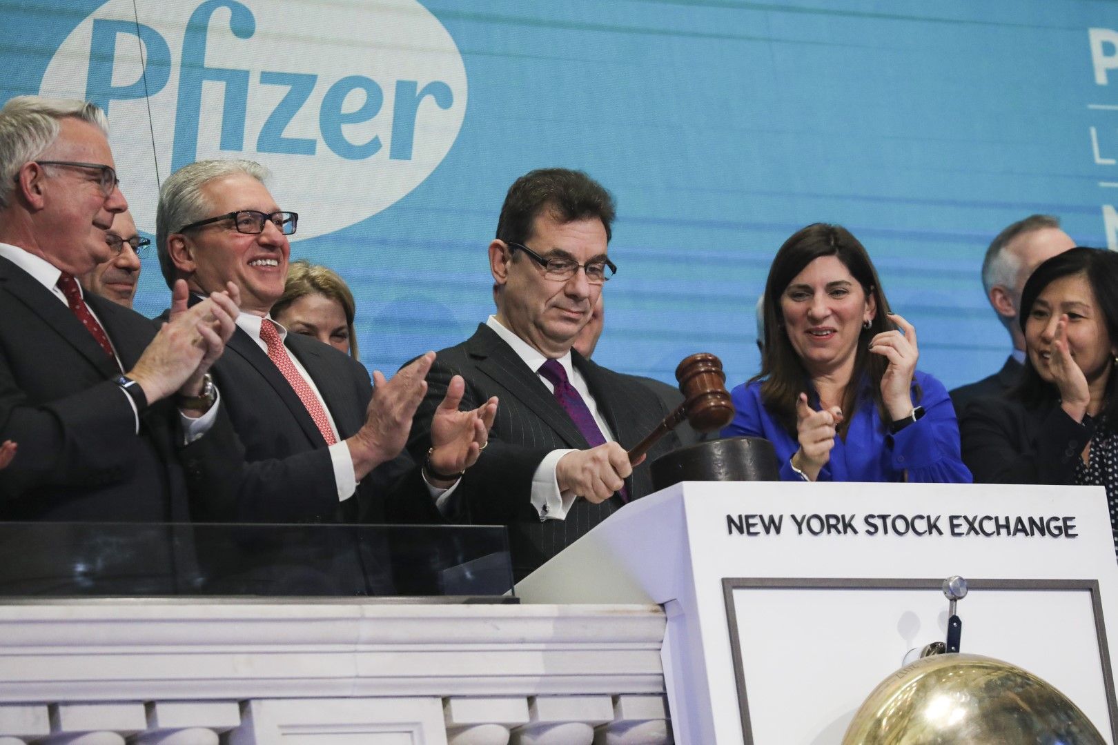 Алберт Бурла, главен изпълнителен директор на фармацевтичната компания Pfizer, затваря с чука борсовия ден на Нюйоркската фондова борса (NYSE) в четвъртък следобед, 17 януари 2019 г.