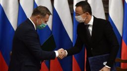 Поредна значима договорка на Орбан с Москва: Унгарски лекари ще наблюдават "Спутник V"